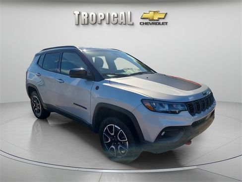 Used 2024 Jeep Compass Trailhawk image 7