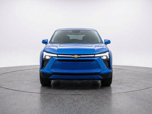 Used 2025 Chevrolet Blazer LT FWD image 2