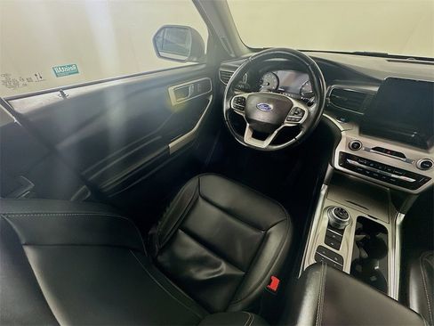 Used 2021 Ford Explorer XLT w/ Equipment Group 202A image 9