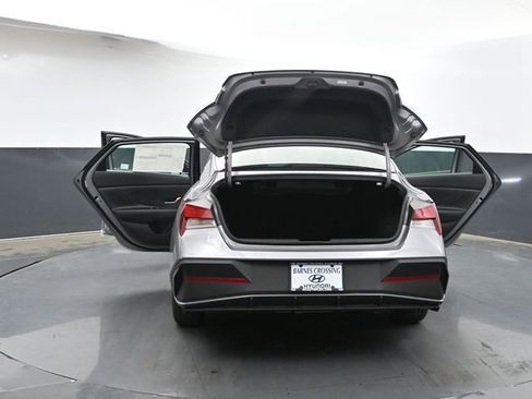 Used 2025 Hyundai Elantra SE FWD image 38