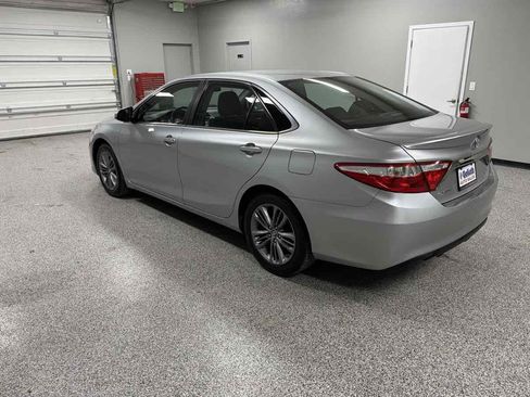 Used 2015 Toyota Camry SE image 5