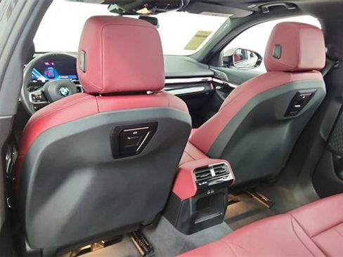 Used 2025 BMW 540i xDrive w/ Executive Package image 32