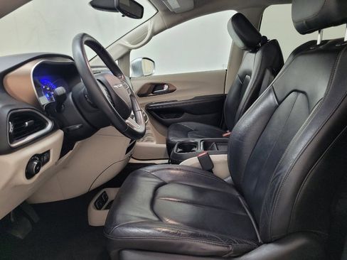 Used 2017 Chrysler Pacifica Touring-L FWD image 17