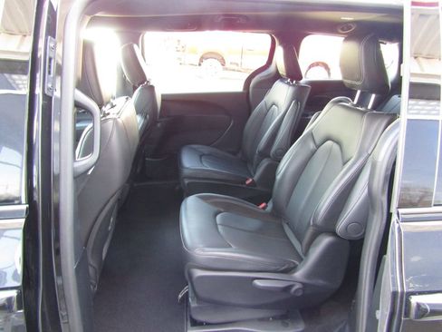 Used 2024 Chrysler Pacifica Select image 34