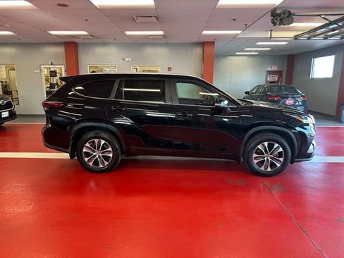 Certified 2024 Toyota Highlander XLE AWD/4WD image 3