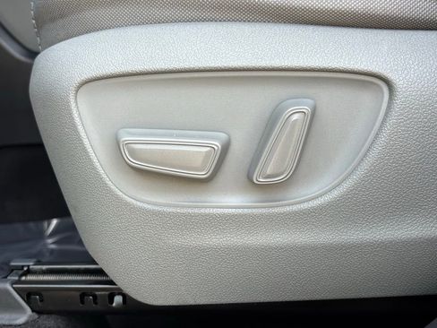 Used 2023 Toyota Highlander L FWD image 11