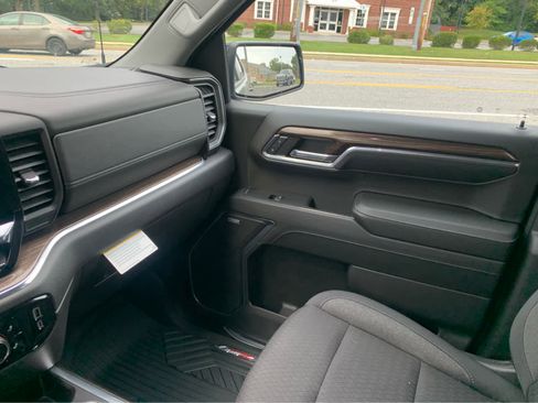 Used 2024 Chevrolet Silverado 1500 LT Trail Boss w/ Convenience Package II image 20