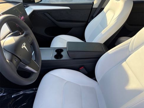 Used 2024 Tesla Model Y Long Range image 9