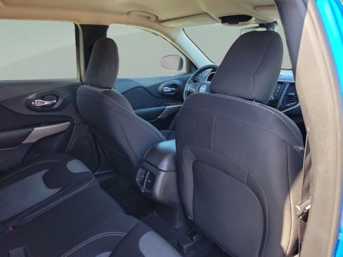 Used 2018 Jeep Cherokee Latitude w/ Altitude Package image 23