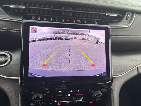 Used 2023 Jeep Grand Cherokee L Limited AWD/4WD image 27