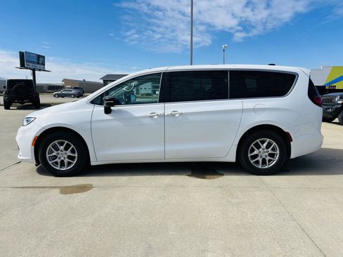 Used 2024 Chrysler Pacifica Touring-L image 36