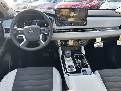 New 2026 Mitsubishi Outlander SE image 8