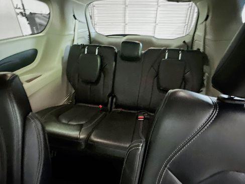 Used 2023 Chrysler Pacifica Touring-L image 26