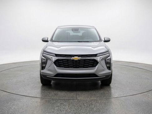 Used 2025 Chevrolet Trax LT w/ LT Convenience Package image 2