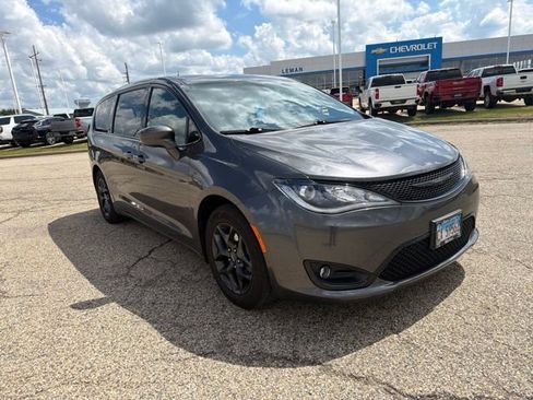 Used 2019 Chrysler Pacifica Touring Plus w/ S Appearance Package FWD image 2