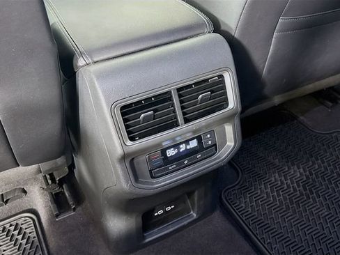 Used 2024 Volkswagen Atlas SE image 28