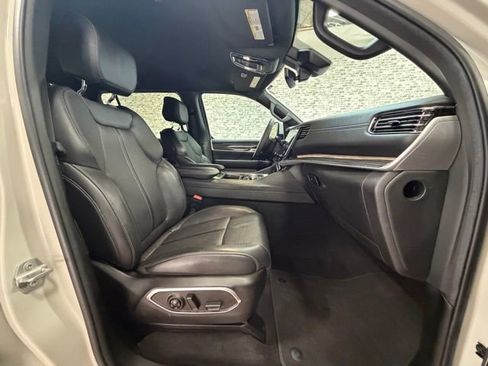 Used 2022 Jeep Wagoneer Series III w/ Flexible Seating Group AWD/4WD image 10