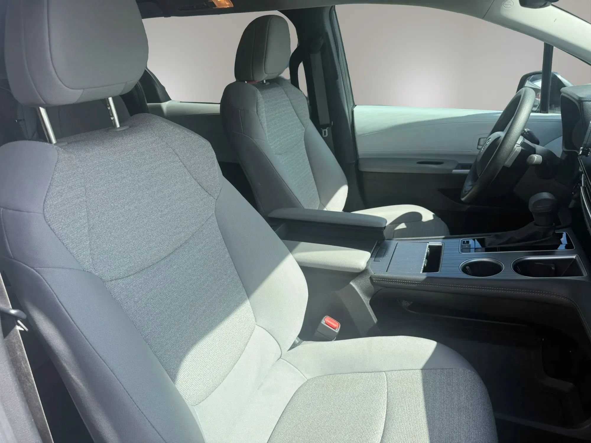 Used 2025 Toyota Sienna LE FWD image 27