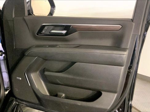 Used 2025 Chevrolet Tahoe Premier AWD/4WD image 25