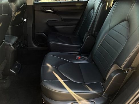 Used 2022 Toyota Highlander XLE FWD image 10