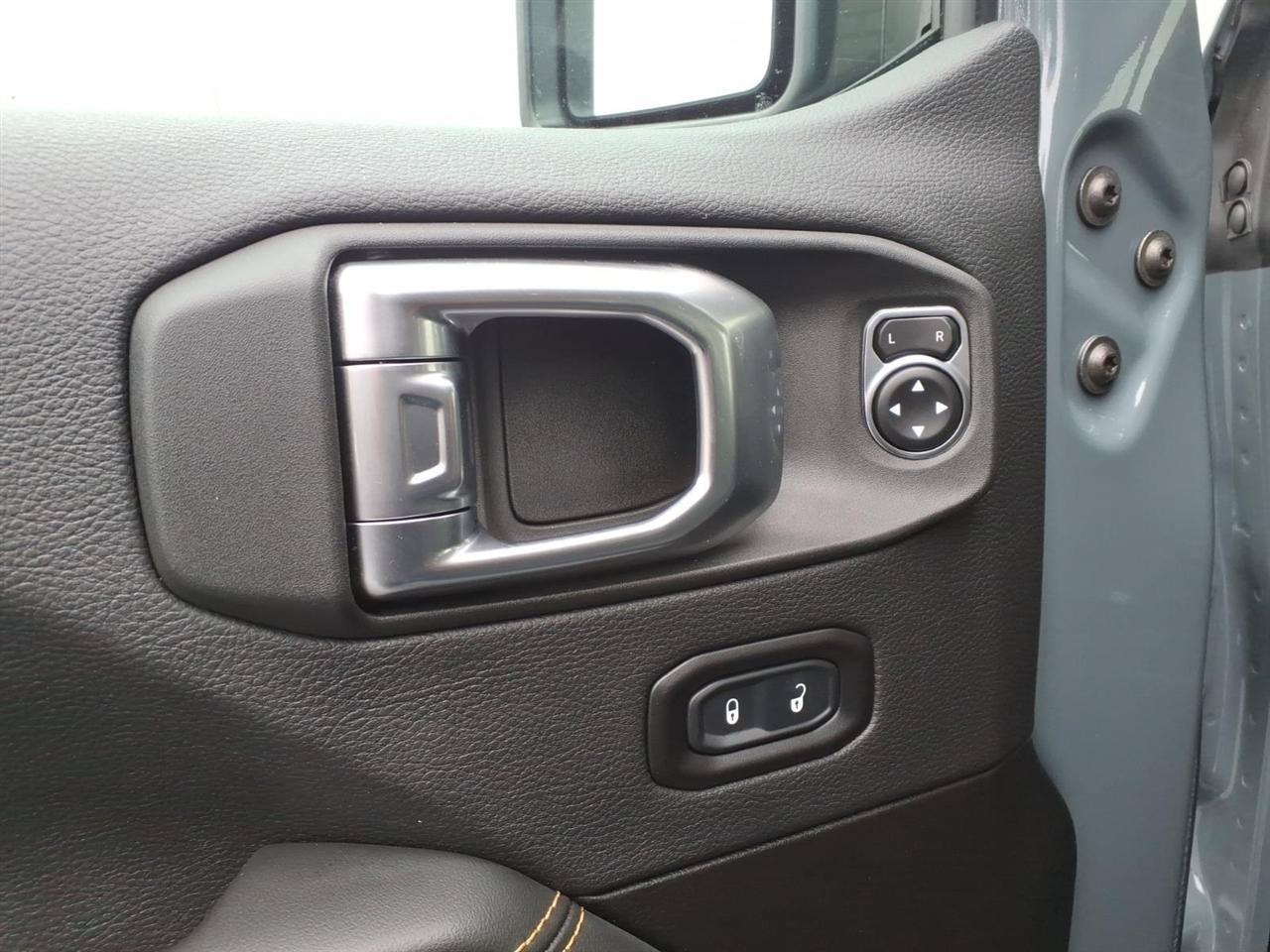 Used 2025 Jeep Wrangler Unlimited Sahara AWD/4WD image 6