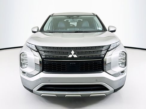 Used 2024 Mitsubishi Outlander SE image 2