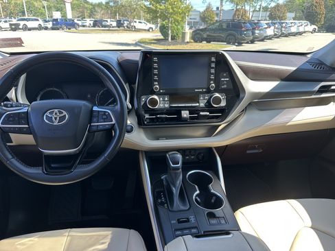 Used 2021 Toyota Highlander XLE AWD/4WD image 19