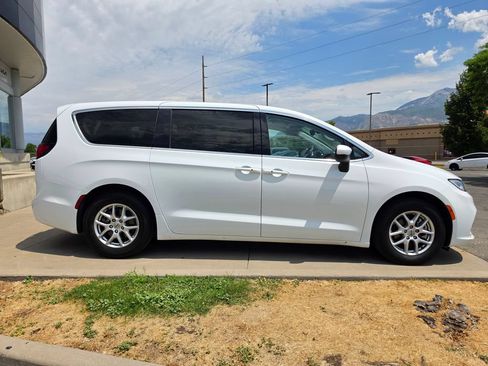 Used 2023 Chrysler Pacifica Touring-L FWD image 4