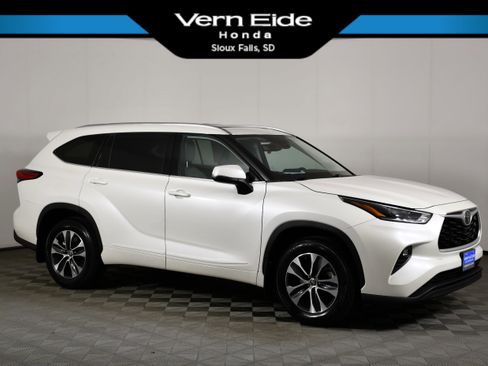 Used 2021 Toyota Highlander XLE image 1