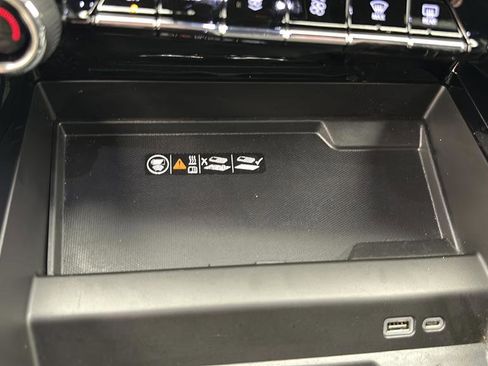 Used 2025 Chevrolet Suburban Z71 AWD/4WD image 22