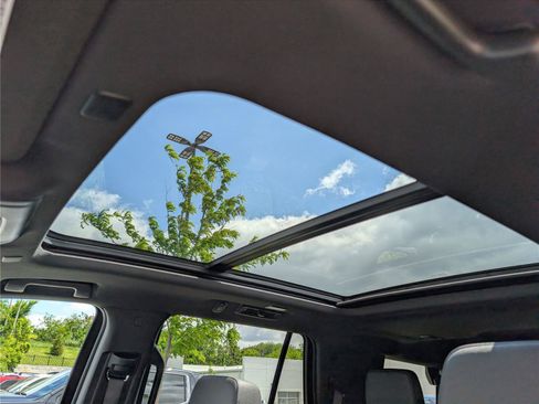 Used 2023 Chevrolet Tahoe Z71 w/ Luxury Package AWD/4WD image 10