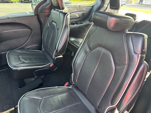 Used 2025 Chrysler Pacifica Limited FWD image 26
