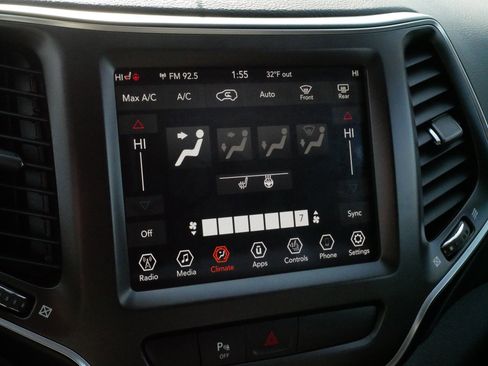 Used 2019 Jeep Cherokee Trailhawk w/ Cold Weather Group image 24