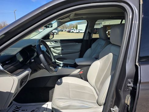 Used 2022 Jeep Grand Cherokee Overland w/ Luxury Tech Group IV image 17