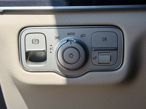 Used 2022 Mercedes-Benz GLE 350 4MATIC w/ Premium Package image 34