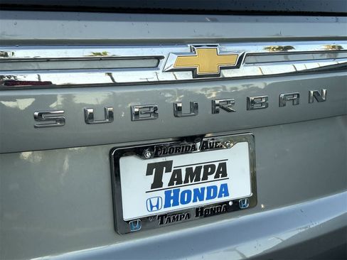 Used 2024 Chevrolet Suburban LT image 7