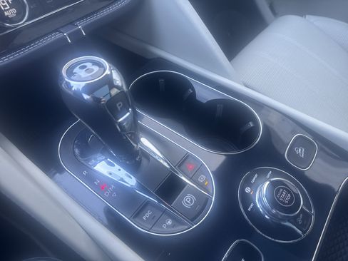 Used 2023 Bentley Bentayga Extended Wheelbase image 18