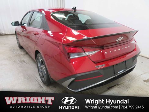 Used 2025 Hyundai Elantra Sport image 4