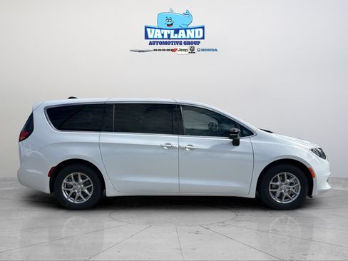 Used 2026 Chrysler Voyager LX FWD image 6