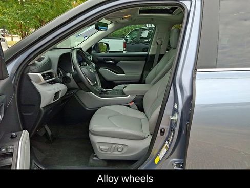 Used 2023 Toyota Highlander XLE image 19