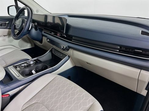 Used 2025 Kia Carnival EX image 33