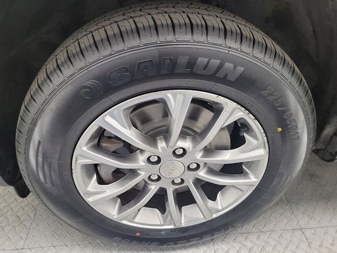 Used 2019 Jeep Cherokee Latitude Plus w/ Cold Weather Group AWD/4WD image 31