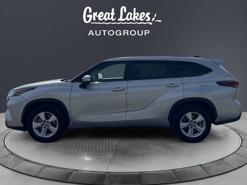 Used 2024 Toyota Highlander LE image 2
