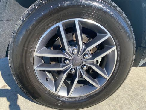 Used 2022 Jeep Grand Cherokee Limited image 26