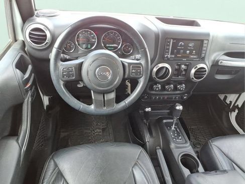 Used 2018 Jeep Wrangler Unlimited Sahara w/ Connectivity Group AWD/4WD image 17