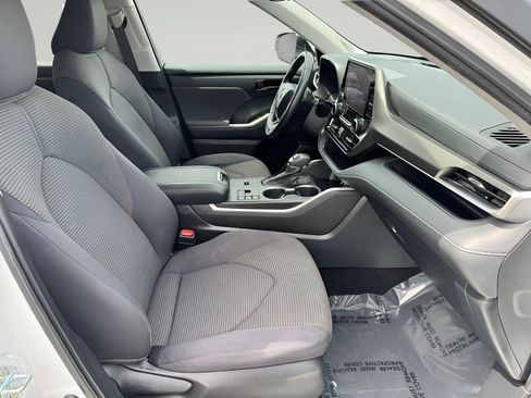 Used 2024 Toyota Highlander LE image 25