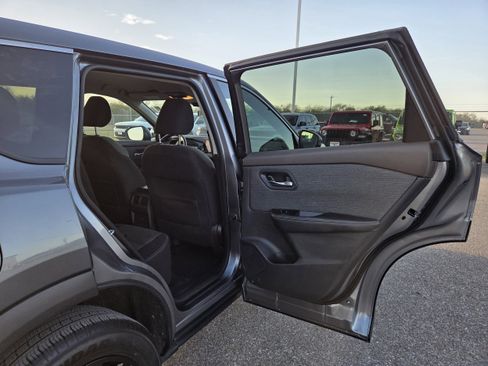 Used 2022 Nissan Rogue SV image 15