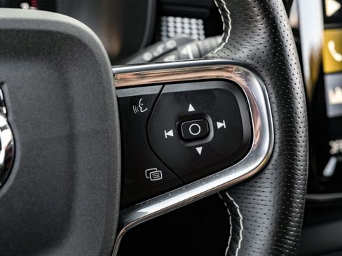 Used 2021 Volvo XC40 T4 R-Design image 17