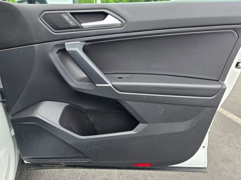 Used 2020 Volkswagen Tiguan SE image 43