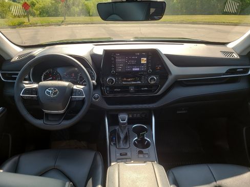 Used 2022 Toyota Highlander XLE AWD/4WD image 20